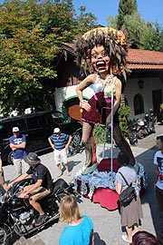 Tina Turner vom Landhotel zum Obernwirt  beim Ebbser Blumenkorso(©Foto: Martin Schmitz)